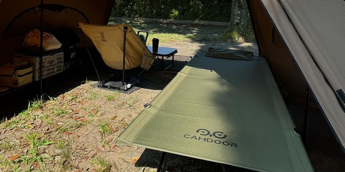 車からキャンプサイトへ:ロードトリップ旅行者のための折りたたみベッド