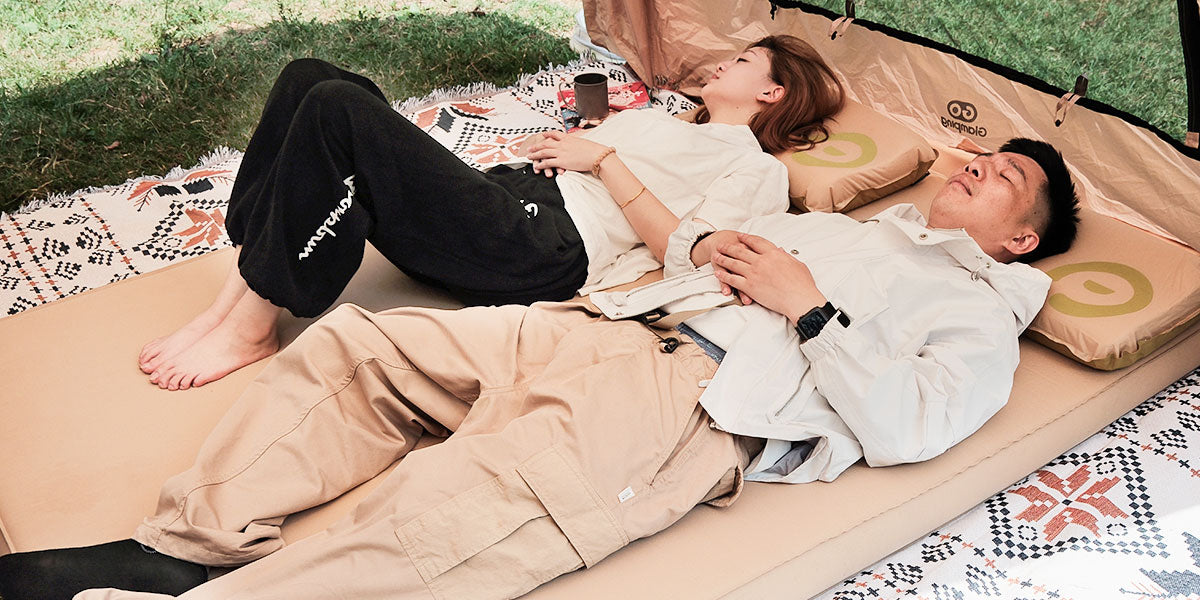 アウトドア寝具 love カップルキャンプをもっとロマンチックに！インフレーターマットで快適