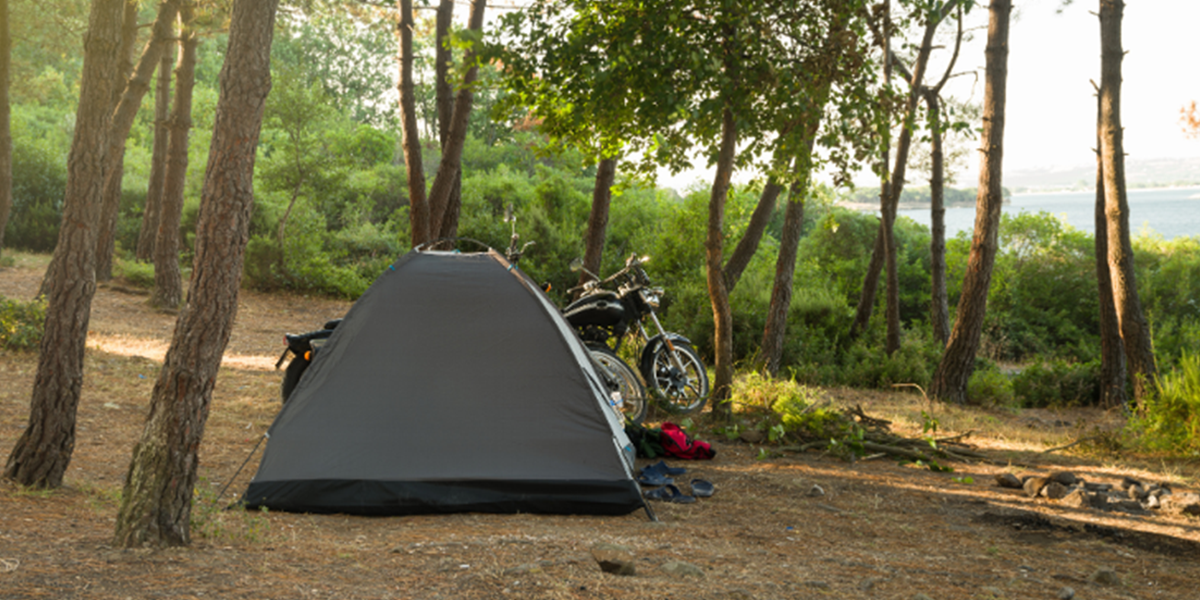 なぜ今、バイクキャンプ(モトキャンプ)が熱いのか?魅力から装備選び、初心者への手引きまで徹底解説